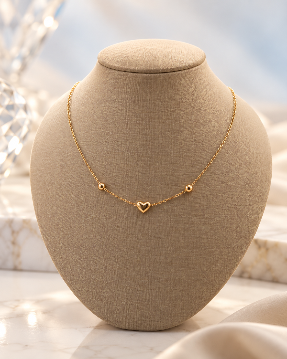 Colar dourado com pingente de coração
